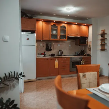 Rhea Apartment With Parking *