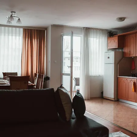 Daire Rhea Apartment With Parking