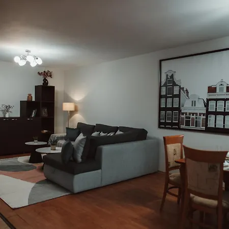 Rhea Apartment With Parking