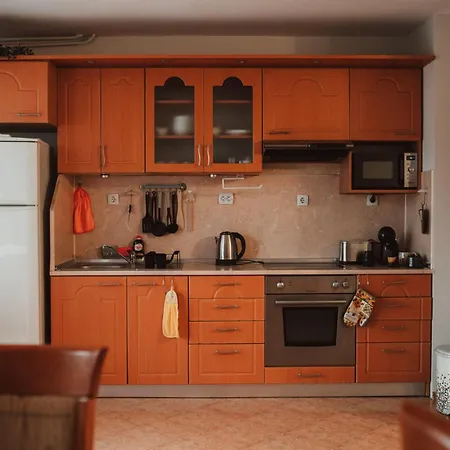 Rhea Apartment With Parking *