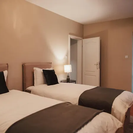 Rhea Apartment With Parking