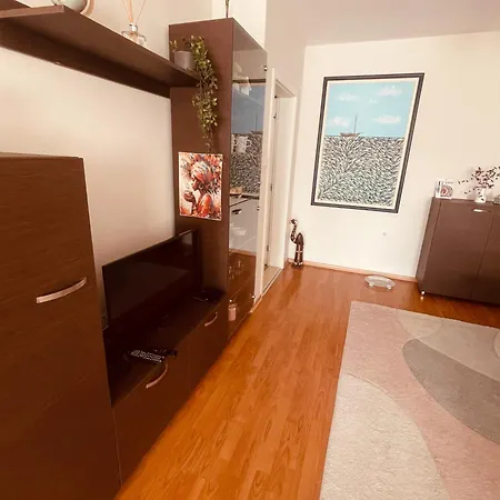 Apartment Rhea Apartment With Parking *