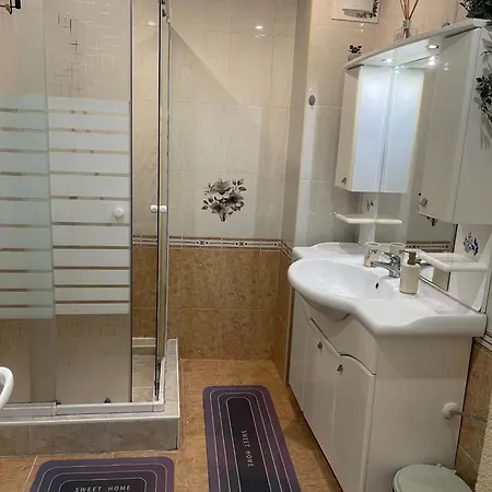 Rhea Apartment With Parking Apartment *
